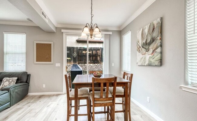 Building Photo - Beautiful 3 Bedroom / 2.5 Bath Two Story Home