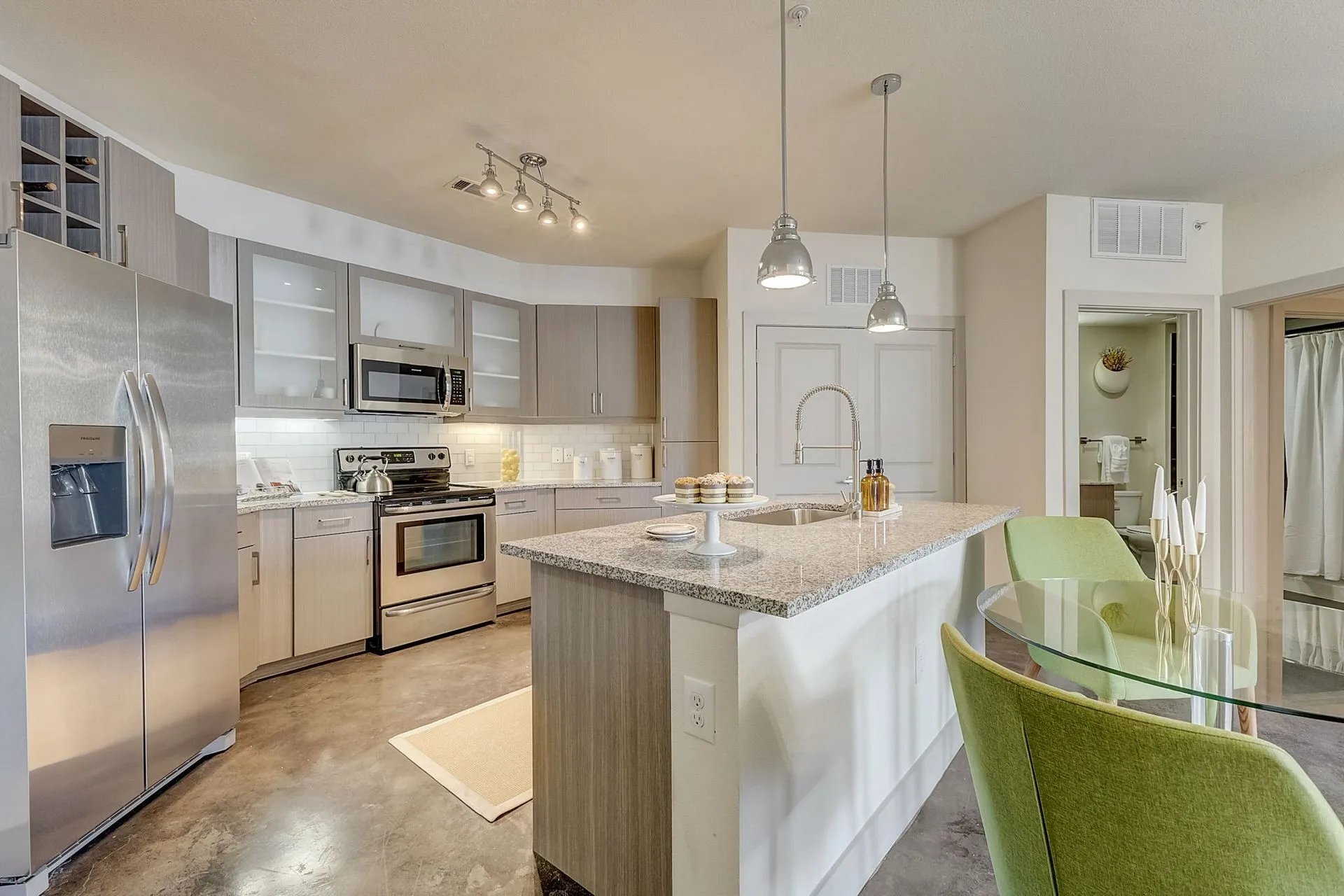 Building Photo - 835 S Good Latimer Expy