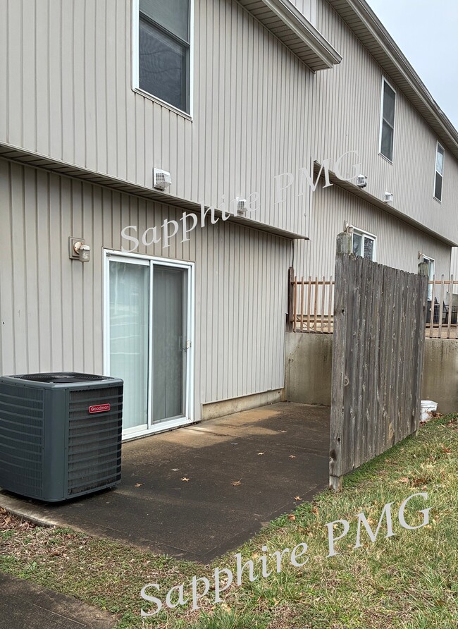 Building Photo - 5621 N Northwood Terrace