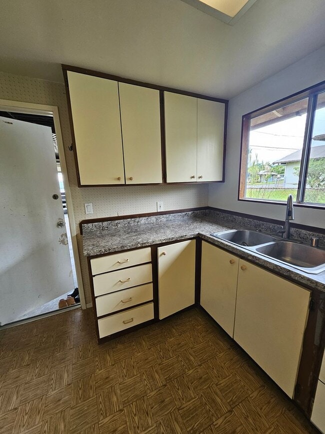 Building Photo - Beautiful 4 Bedroom 2 Bath House