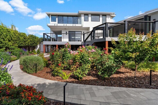 Building Photo - 7982 Roseland Dr