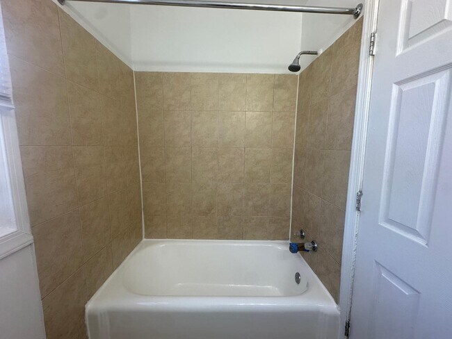 Building Photo - 1025 17th St NE