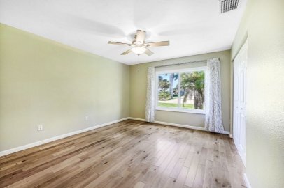 Building Photo - ANNUAL RENTAL: 3-Bedroom Waterfront Home w...