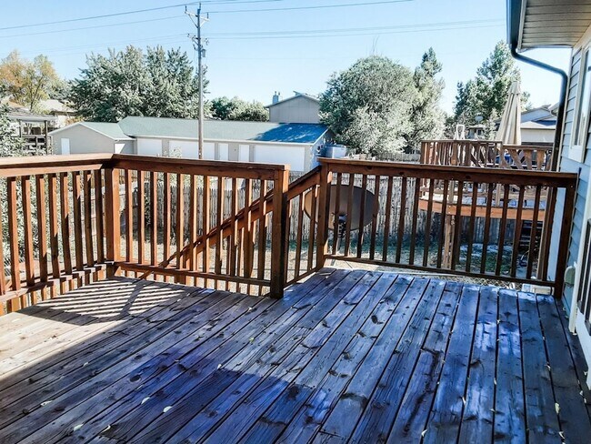 Building Photo - 4 Bed/ 2 Bath Townhome!
