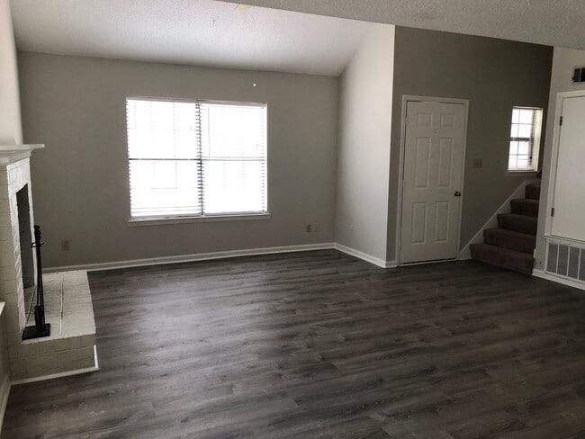 Building Photo - Cute 2 bedroom, 2 bath