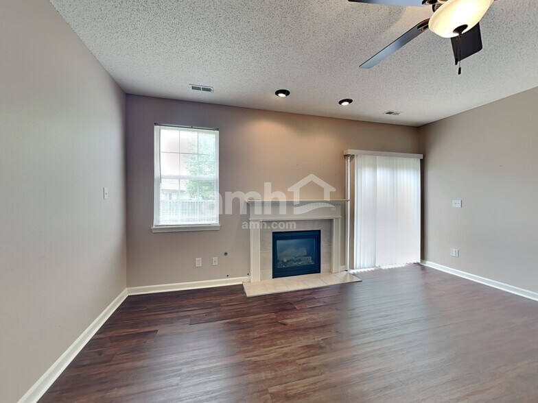 Building Photo - 5425 Wood Hollow Dr