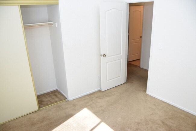 Building Photo - BEAUTIFUL NORTHWEST PROPERTY NEAR DINING A...