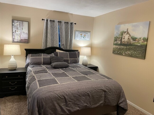 Building Photo - Hillside Cottage! Charming home with a view, 3-bd, 1-ba, fireplace, garage $300 Utility Fee