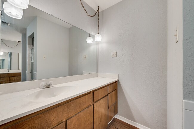 Building Photo - 1006 Walnut Pl