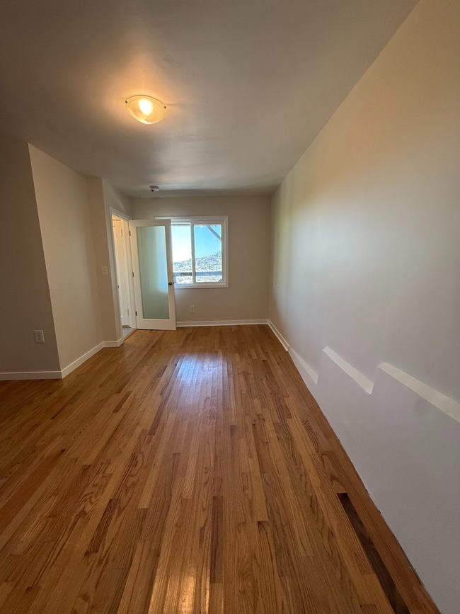 Building Photo - Spacious 3 Bedroom Home Minutes from City ...