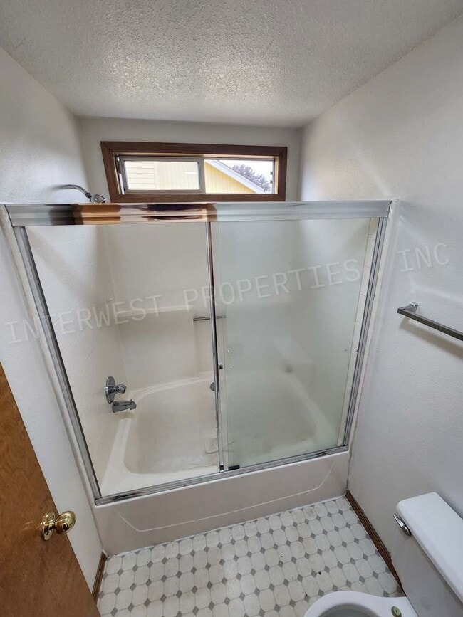 Building Photo - *1ST FULL MONTH'S RENT FREE PROMO* Spaciou...