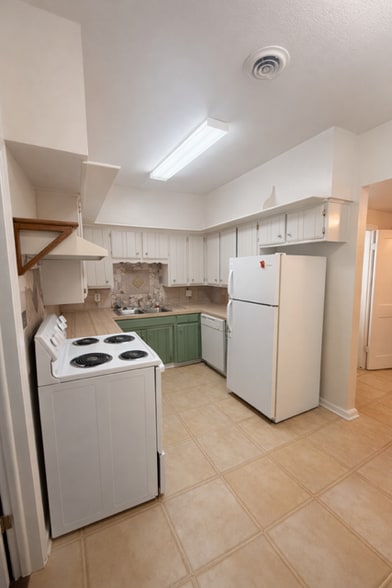 Building Photo - 102 W Commercial St