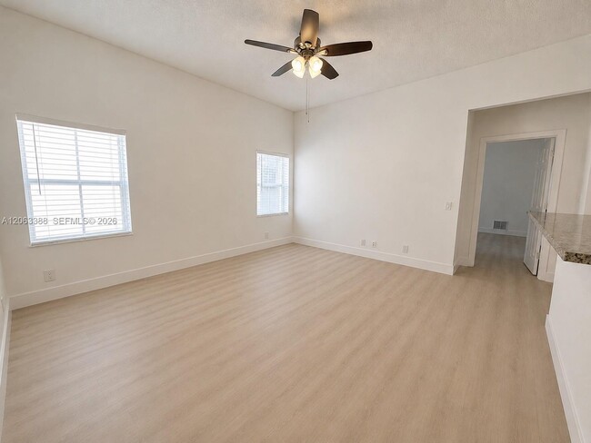 Building Photo - 837 Tanglewood Cir