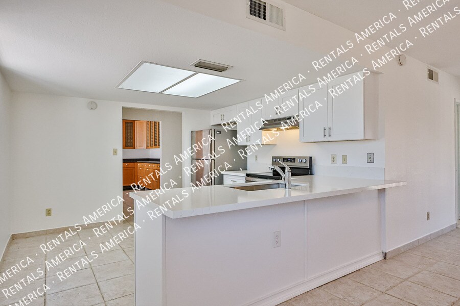 Building Photo - 1425 W Sequoia Dr