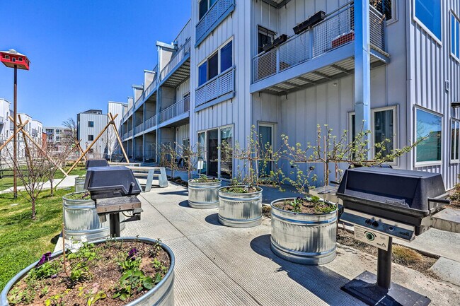 Building Photo - 2530 Lawrence St