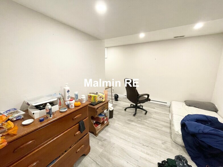 Building Photo - 27 Iroquois St