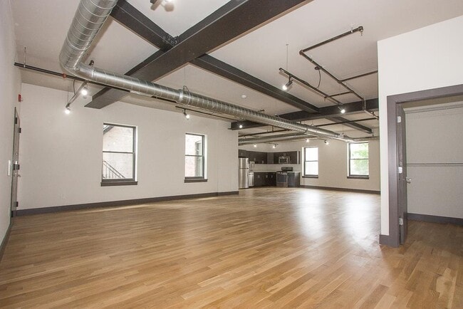 Building Photo - 190 Christopher Columbus Dr