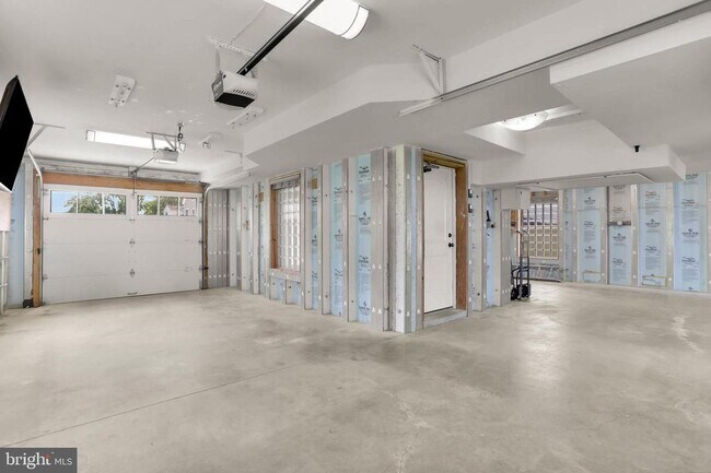 Building Photo - 2260 Lake Dr