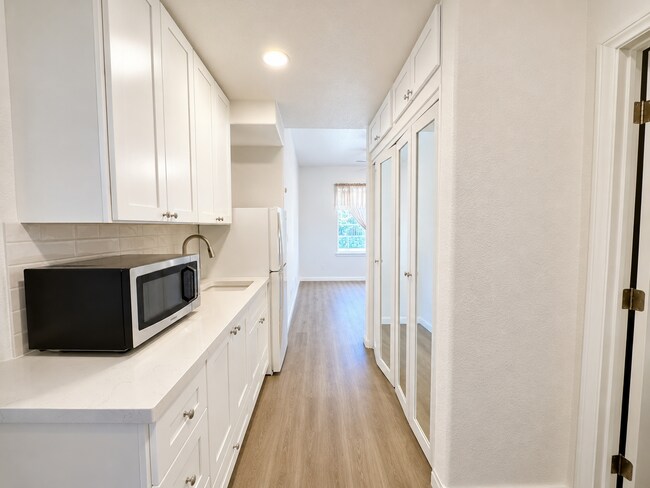 Building Photo - Spacious 5 (or 6) Bedroom House with attached ADU in Winchester for Rent