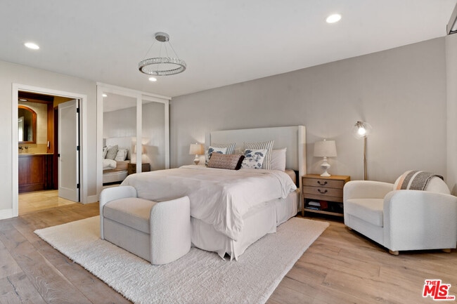 Building Photo - 4920 Llano Dr