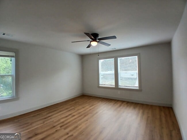 Building Photo - 245 Lakeview Dr
