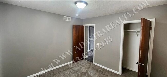 Building Photo - Cozy 2 Bed 1 Bath Duplex in KCK-Available NOW!!