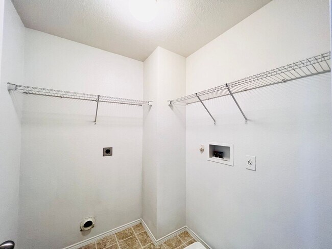 Building Photo - Beautiful two-story home in the desirable Silver Oaks community!