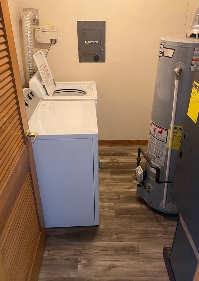 Building Photo - $1,450 | 2 Bedroom, 1 Bathroom House | Pet Friendly* | Available for July 1st, 2026 Move In!