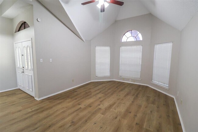 Building Photo - 1546 Ridgebriar Dr
