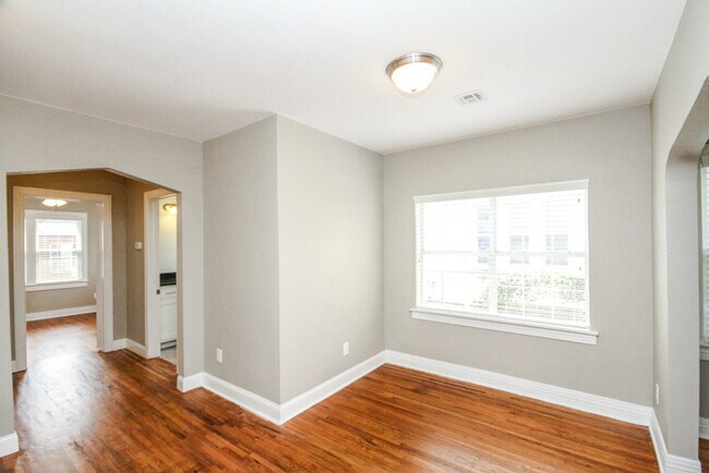 Building Photo - Charming Duplex 1/1 Duplex With Storage!