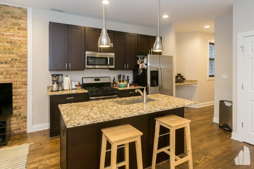 Building Photo - 1218 W Diversey Pky