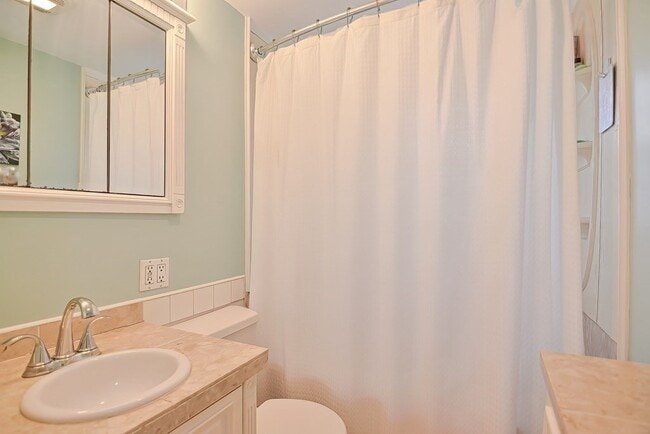 Building Photo - 8 Regency Dr