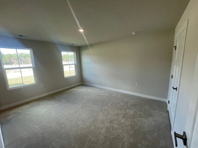 Building Photo - Newer Home