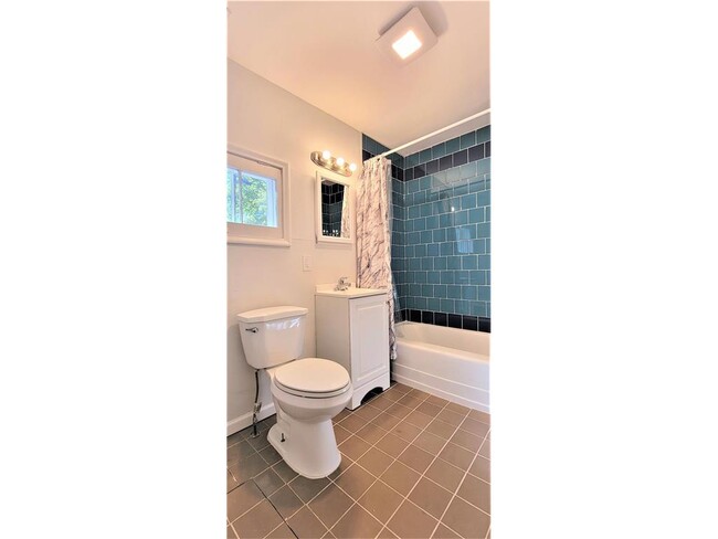 Building Photo - 2335 Hemlock Ln N