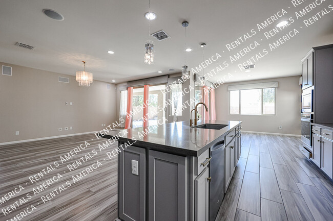 Building Photo - 3090 S Jasmine Dr