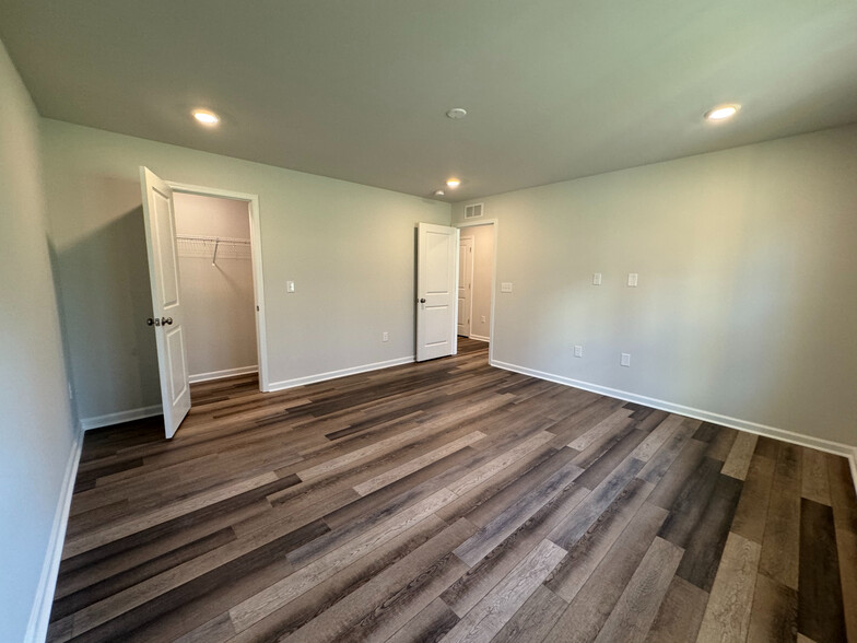 Building Photo - Room in Townhome on Castle Loch Ln