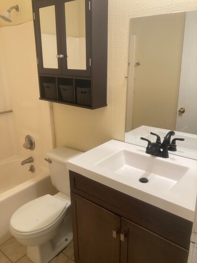 Building Photo - 33 Rushwood Dr