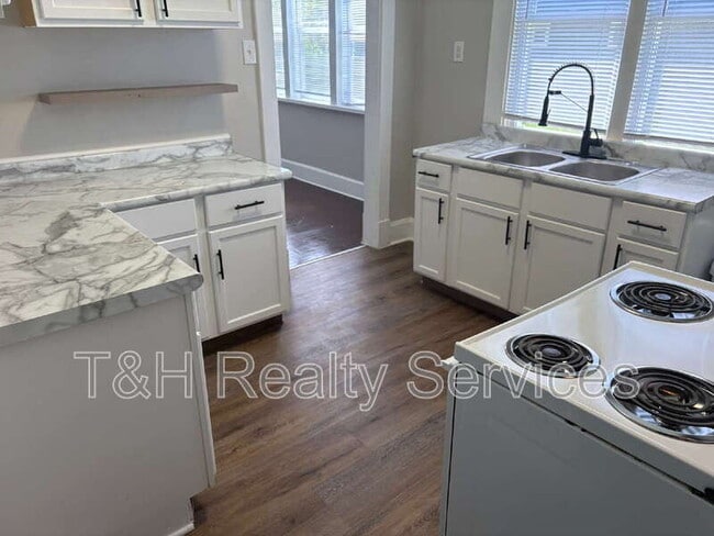 Building Photo - 3130 N Park Ave