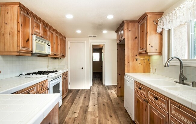 Building Photo - 2412 Via Marina