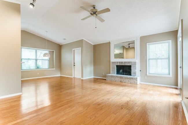 Building Photo - 4-BEDROOM IN BLOSSOM PARK