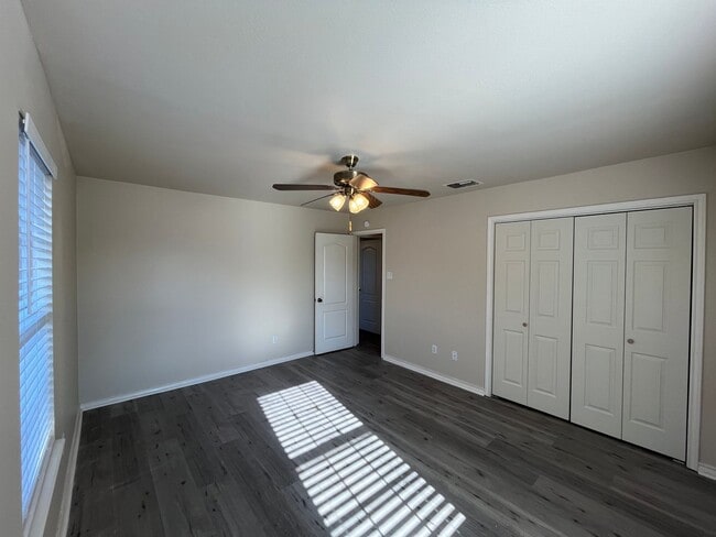 Building Photo - BRICK HOME QUICK COMMUTE TO CROSSTOWN SOUTH