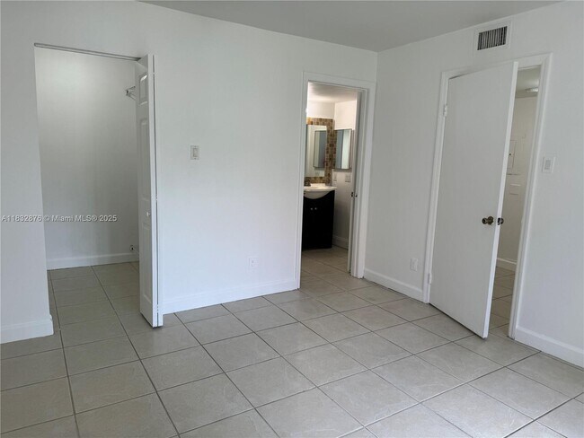 Building Photo - 10410 SW 157th Ct