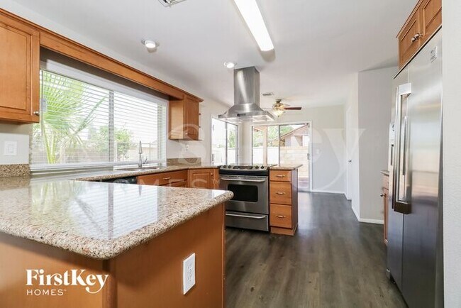 Building Photo - 6015 W Poinsettia Dr