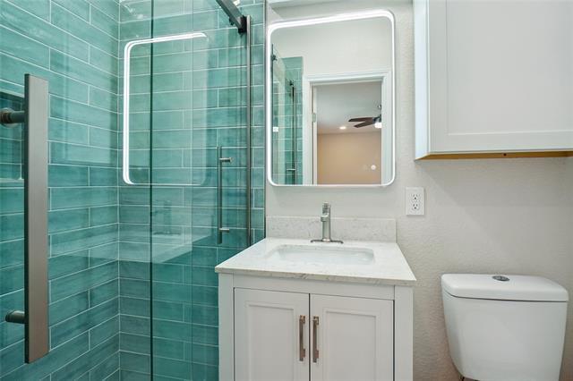 Building Photo - 902 Jardin Dr