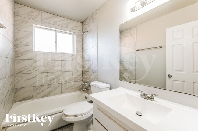 Building Photo - 1308 W Elm St