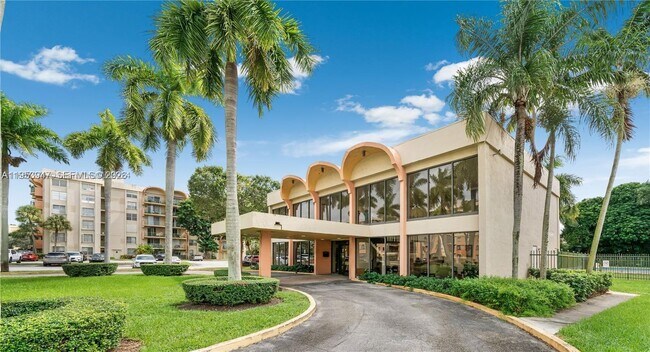 Building Photo - 9340 Fontainebleau Blvd