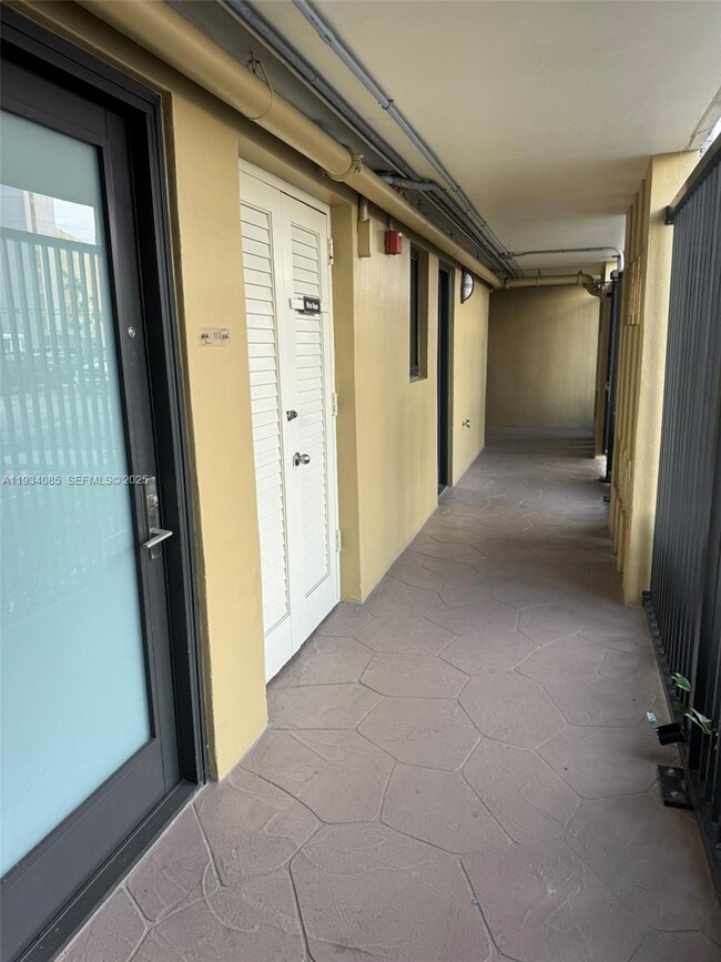 Building Photo - 301 Golden Isles Dr