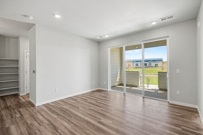 Building Photo - Updated 2 Bed / 2 Bath Corner Condo in Parker – Ground Level Convenience!