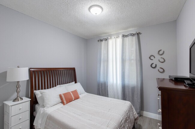 Building Photo - 2040 Greenview Shores Blvd