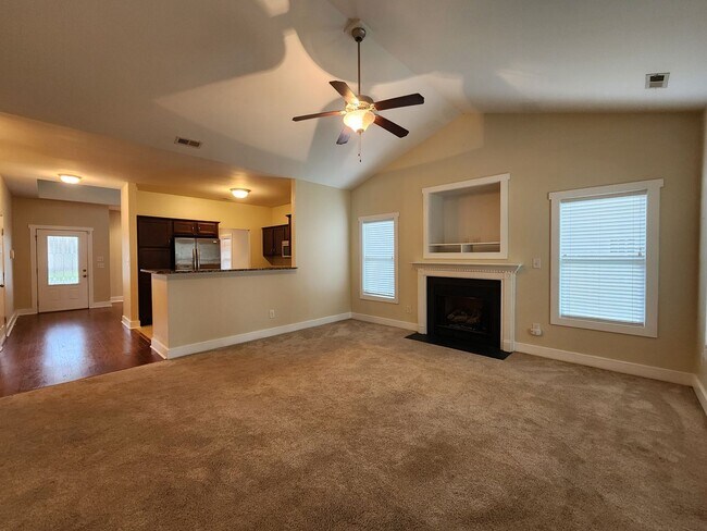 Building Photo - 3 Bedroom home with an upstair bonus room ...